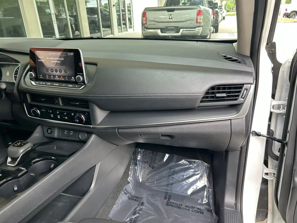Used 2024 White Nissan S image 23