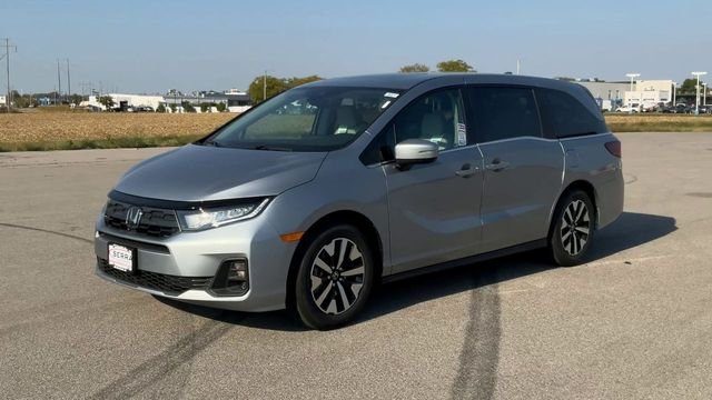 Certified Used 2026 Solar Silver Metallic Honda EX-L image 4