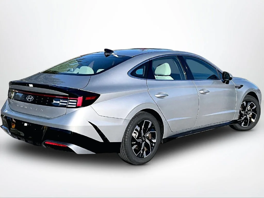 Used 2025 Silver Hyundai SEL image 3