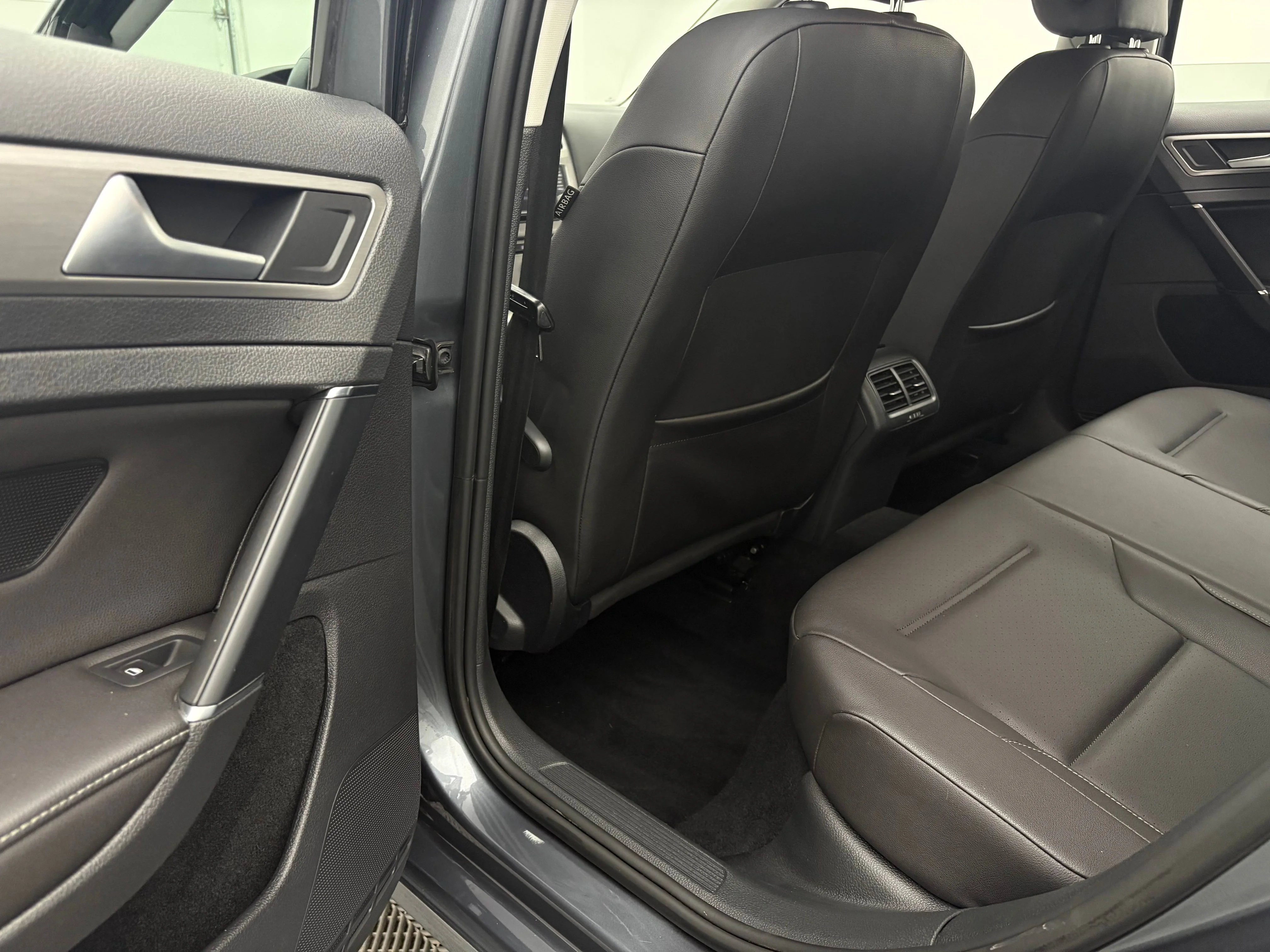 Used 2015 Platinum Gray Metallic Volkswagen TDI S 4-Door image 33