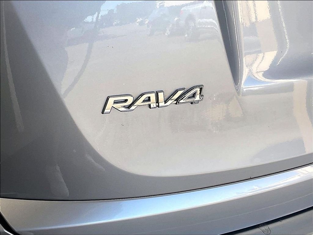 Used 2018 Silver Toyota SE image 29