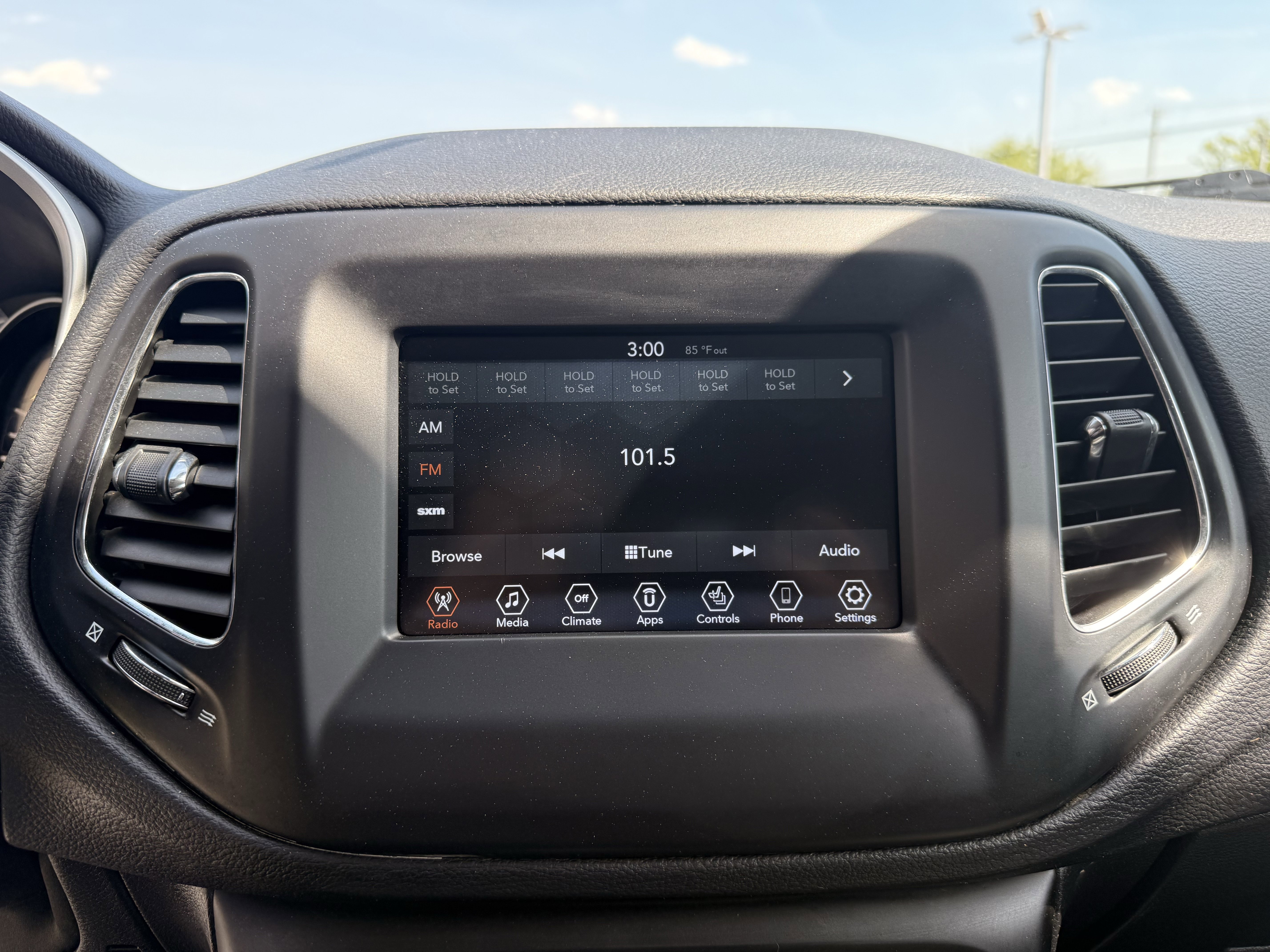 Used 2018 White Clearcoat Jeep Latitude image 21