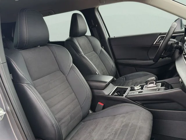 Used 2023  Mitsubishi SE image 20