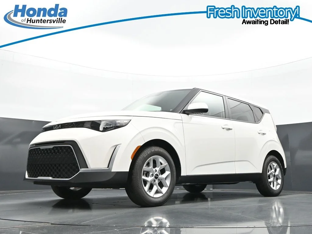 Used 2025 Snow White Pearl Kia LX image 28