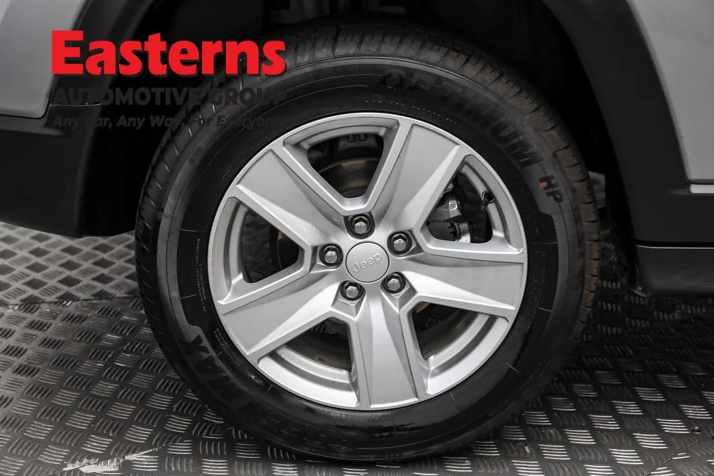 Used 2022 Silver Jeep Latitude image 27