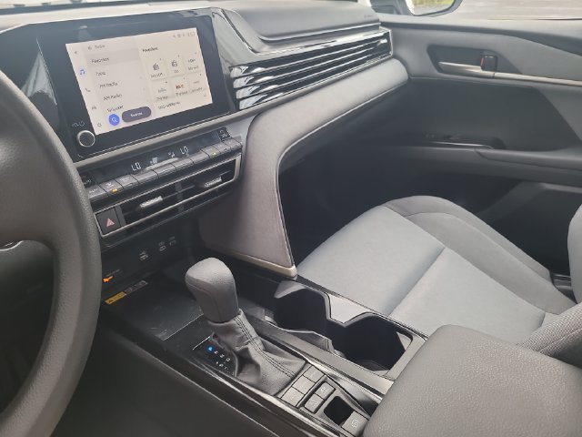 Used 2025 White Toyota LE image 19
