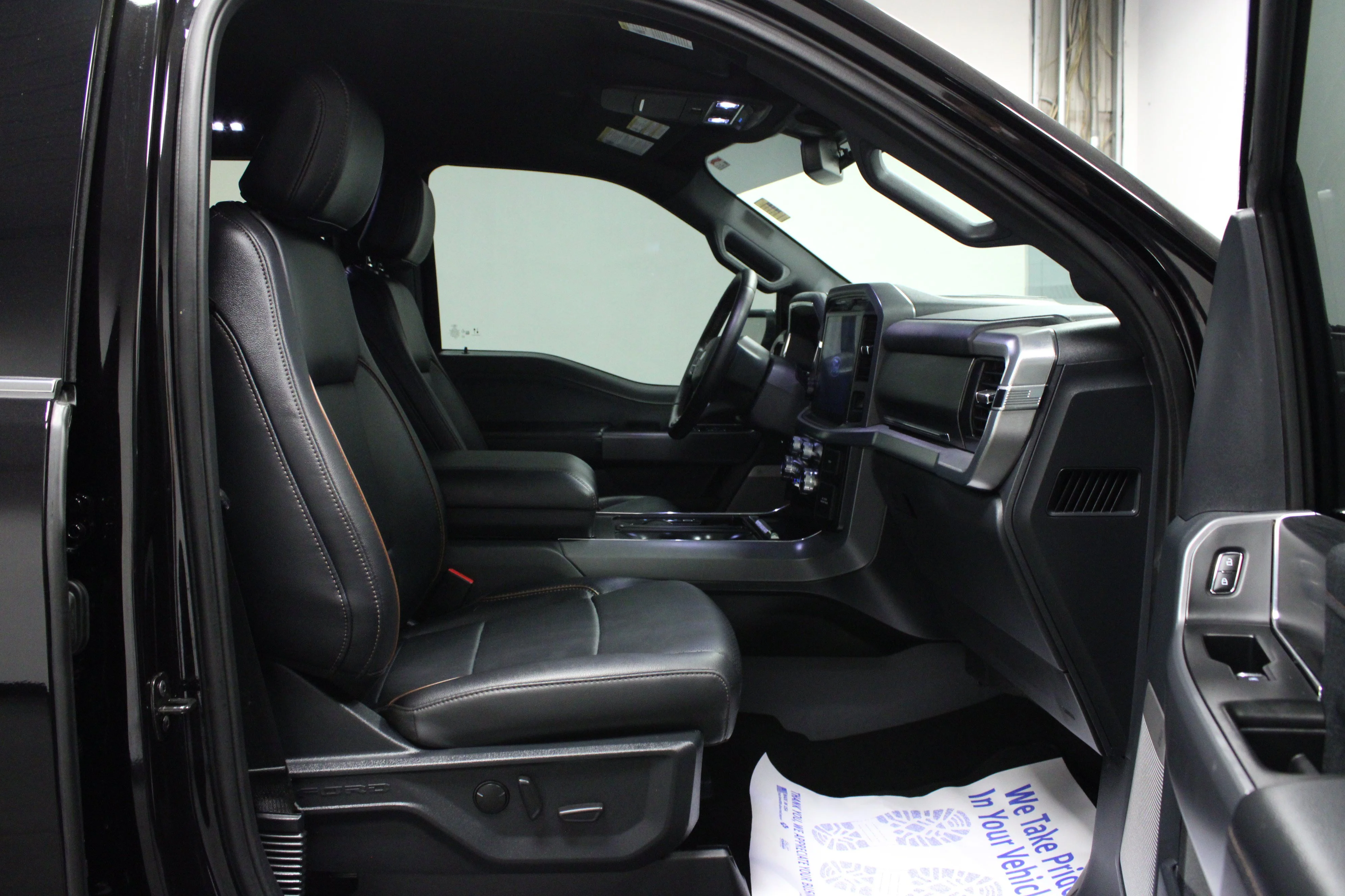 Used 2025 Agate Black Metallic Ford LARIAT image 16