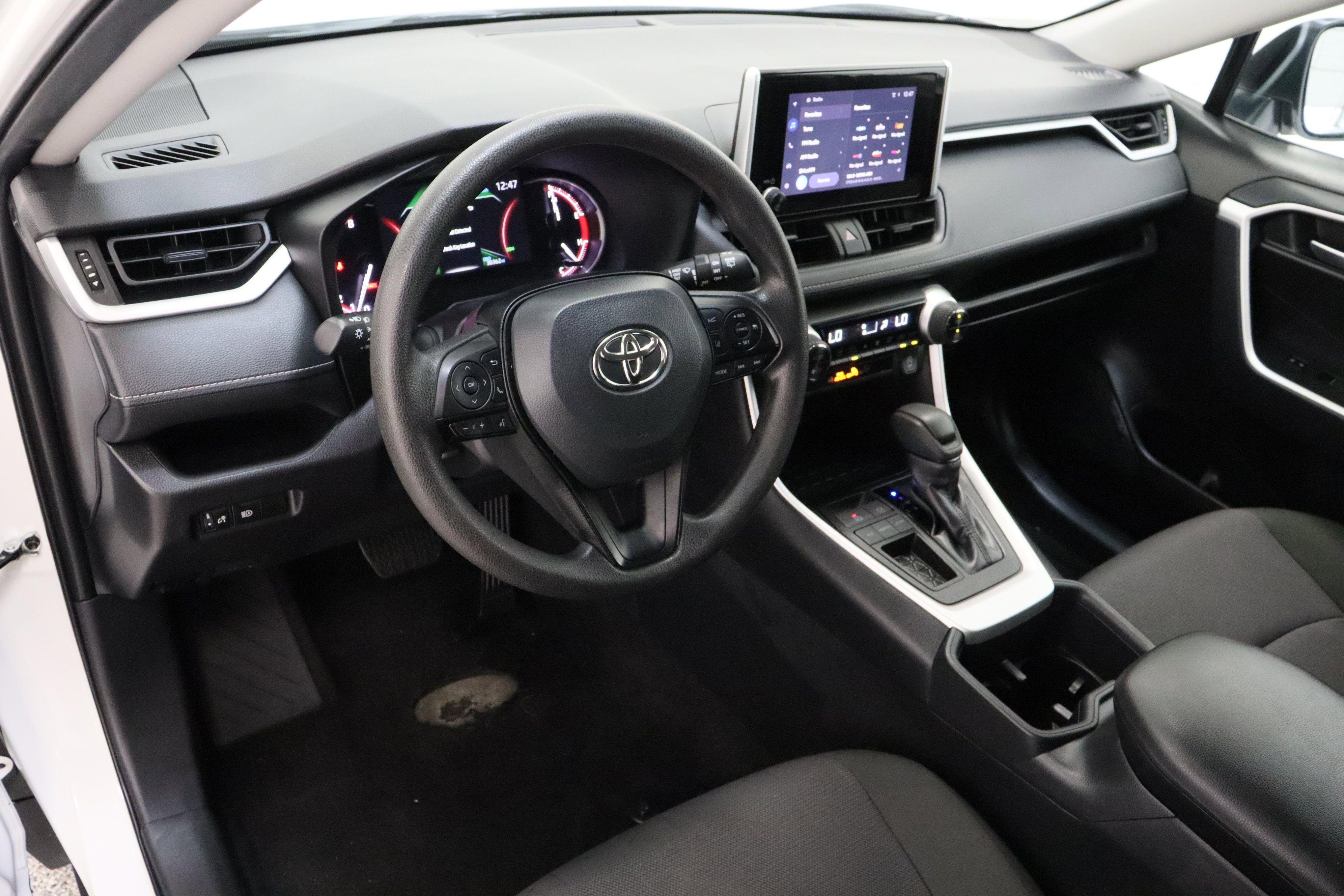 Used 2025 Ice Cap Toyota XLE 2.5L image 13