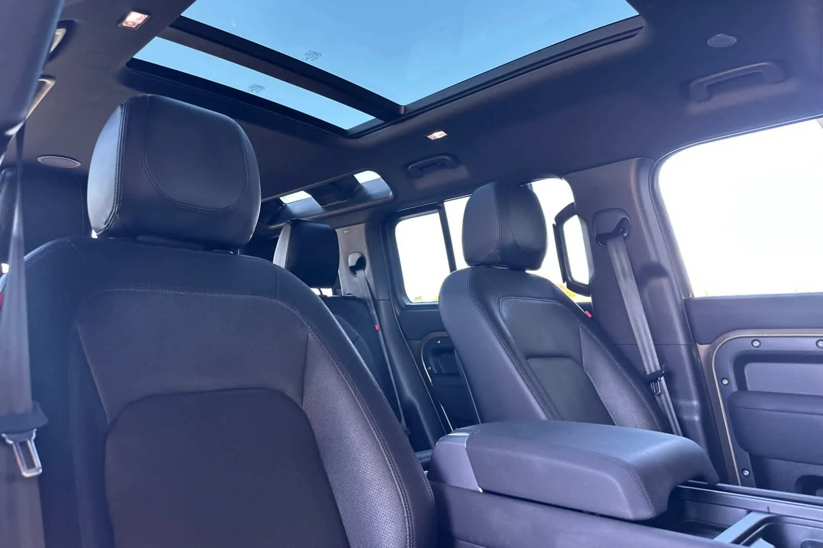 Used 2023 Gondwana Stone Land Rover X-Dynamic SE image 17