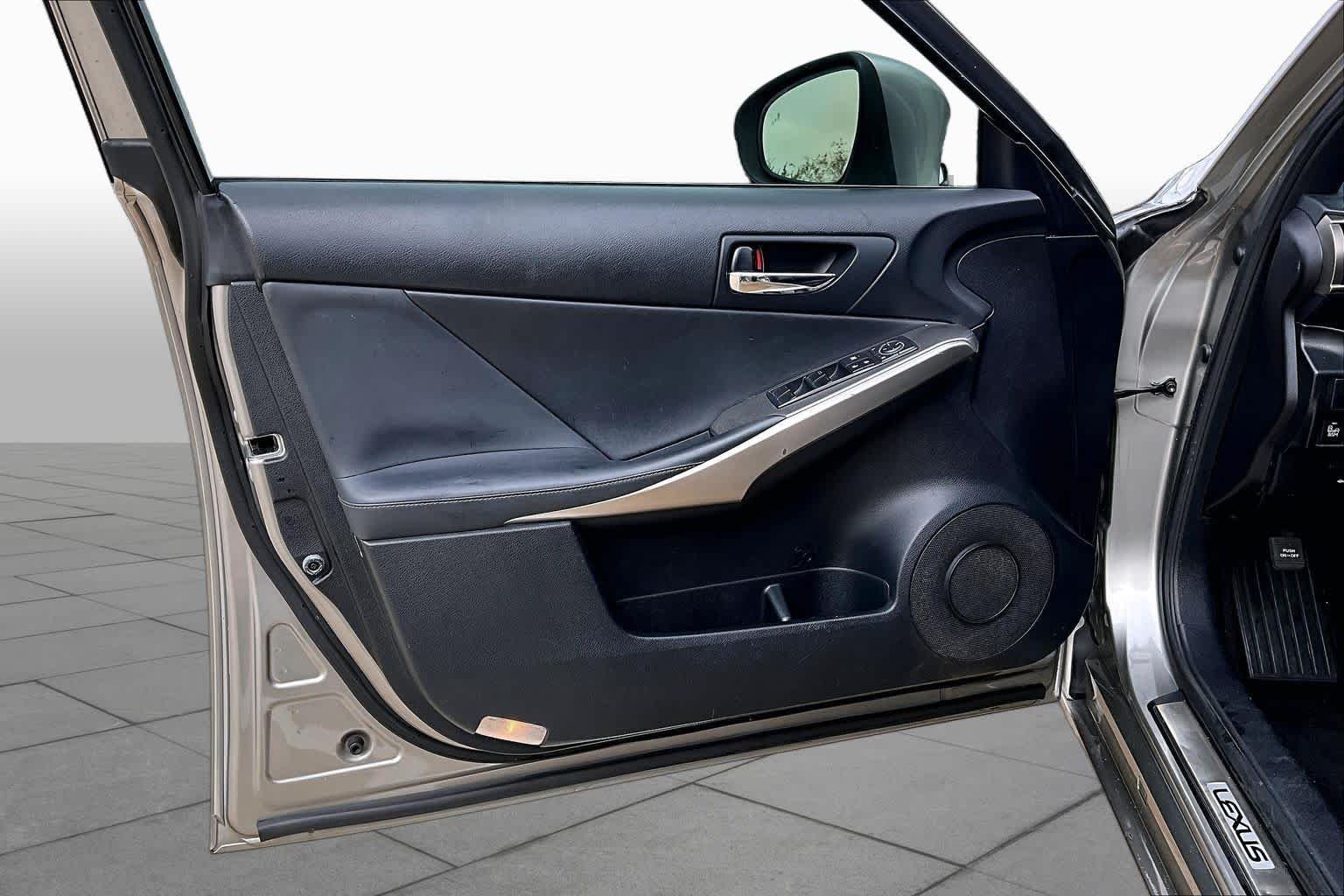 Used 2015 Atomic Silver Lexus  image 21
