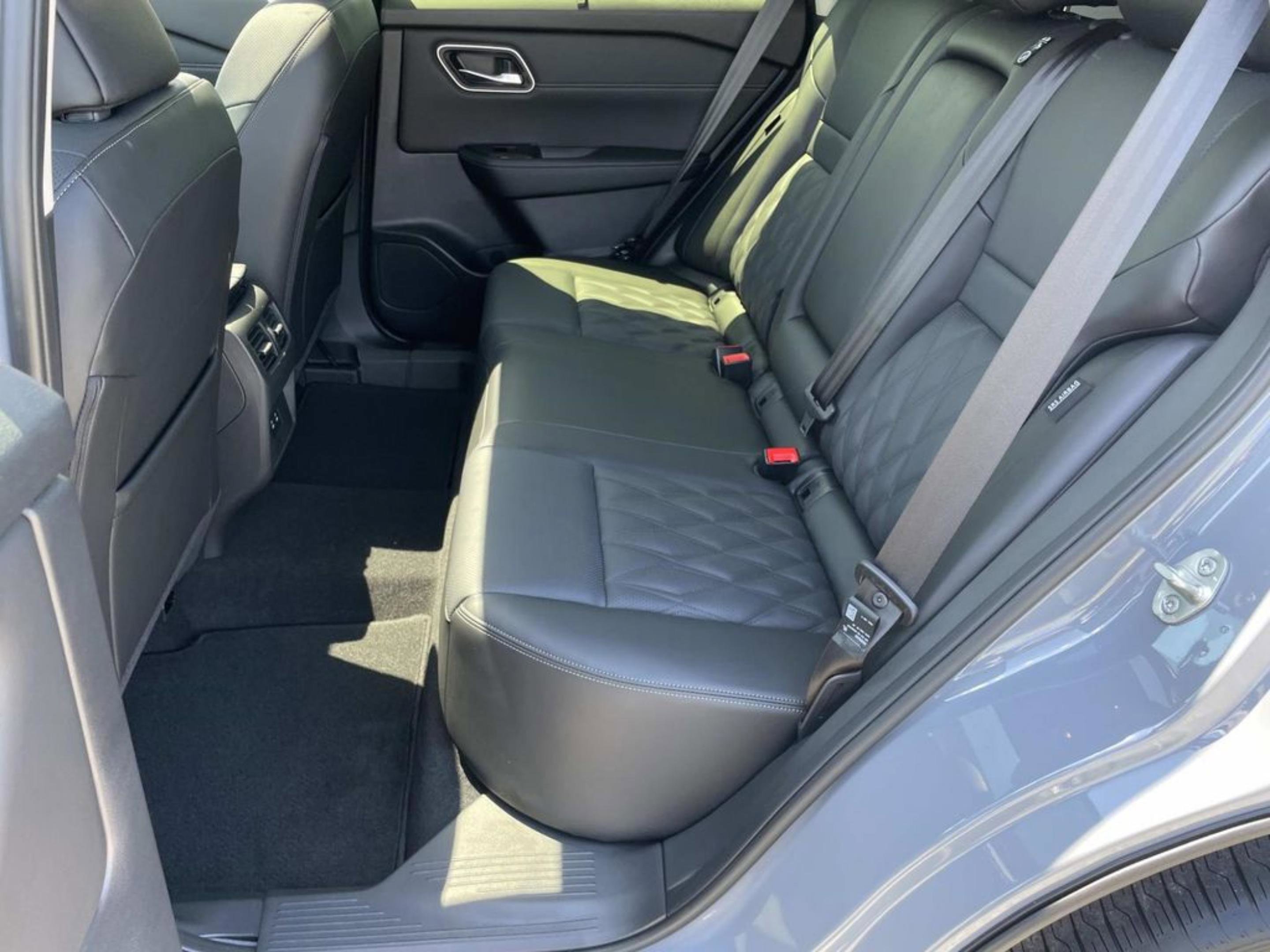 New 2026 Boulder Gray Pearl / Super Black Two-tone Nissan Platinum image 10