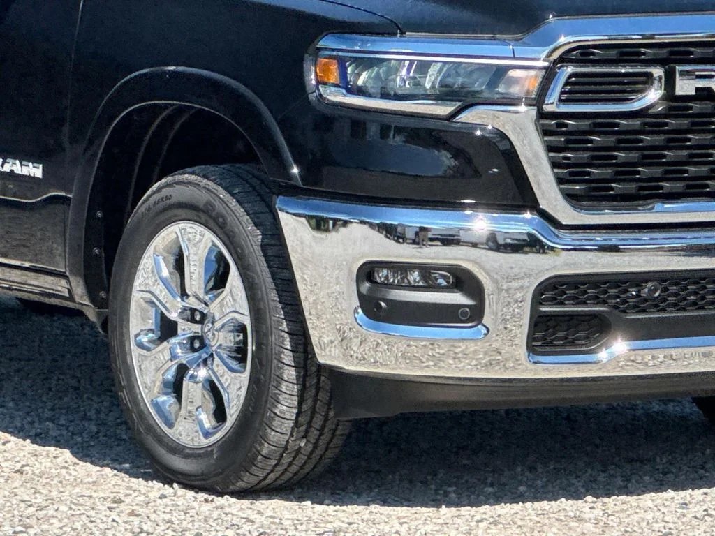 New 2025 Diamond Black Crystal Pearl-Coat Exterior Paint RAM Big Horn/Lone Star image 7