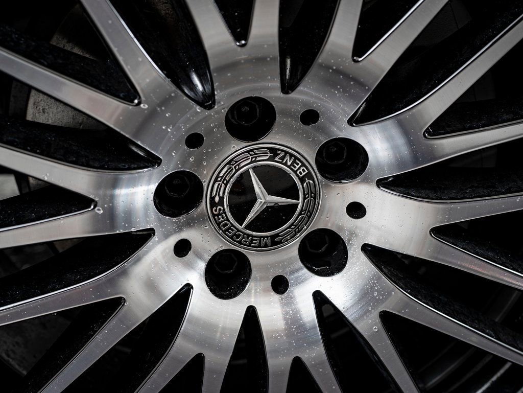New 2026 MANUFAKTUR Moonlight White Metallic Mercedes-Benz GLC 300 image 8