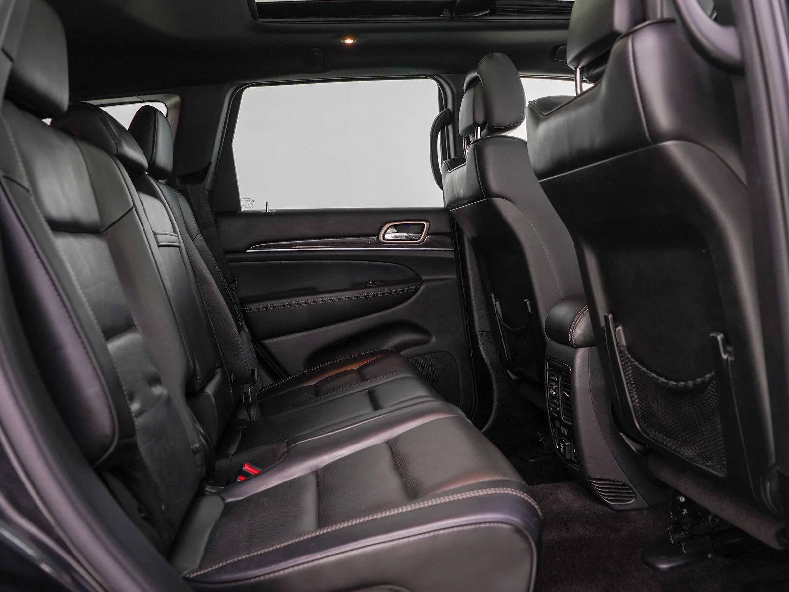Used 2016 Brilliant Black Crystal Pearlcoat Jeep Overland image 12