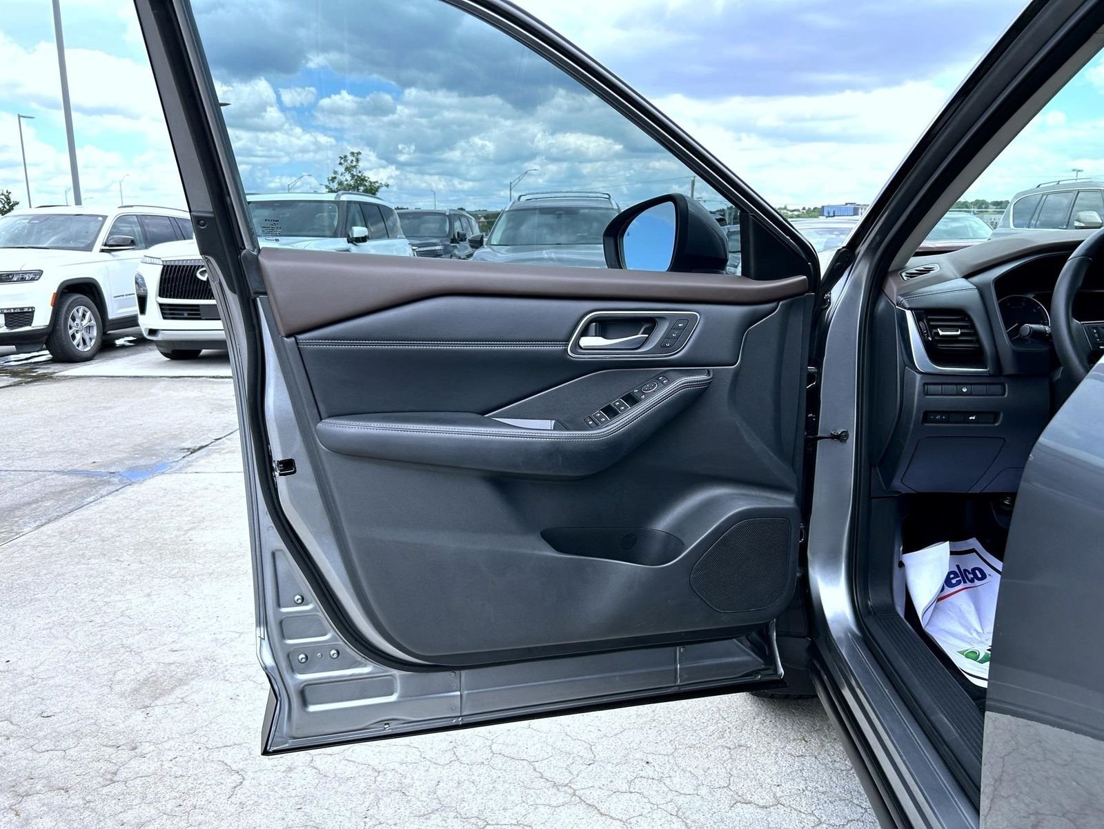 Used 2021 Gray Nissan SL image 9