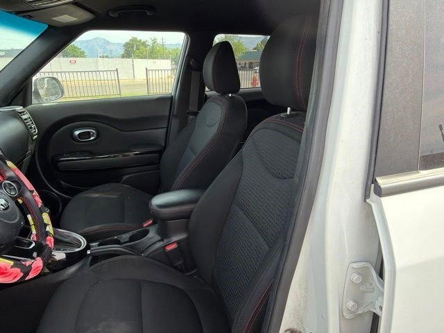 Used 2016 Clear White Kia + image 9