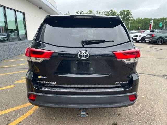Used 2019 Midnight Black Metallic Toyota XLE image 4