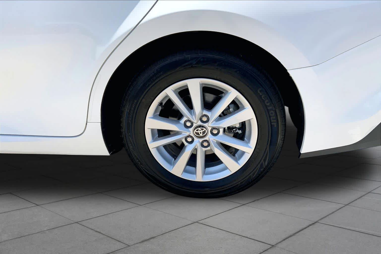 Used 2025 Ice Cap Toyota LE image 21