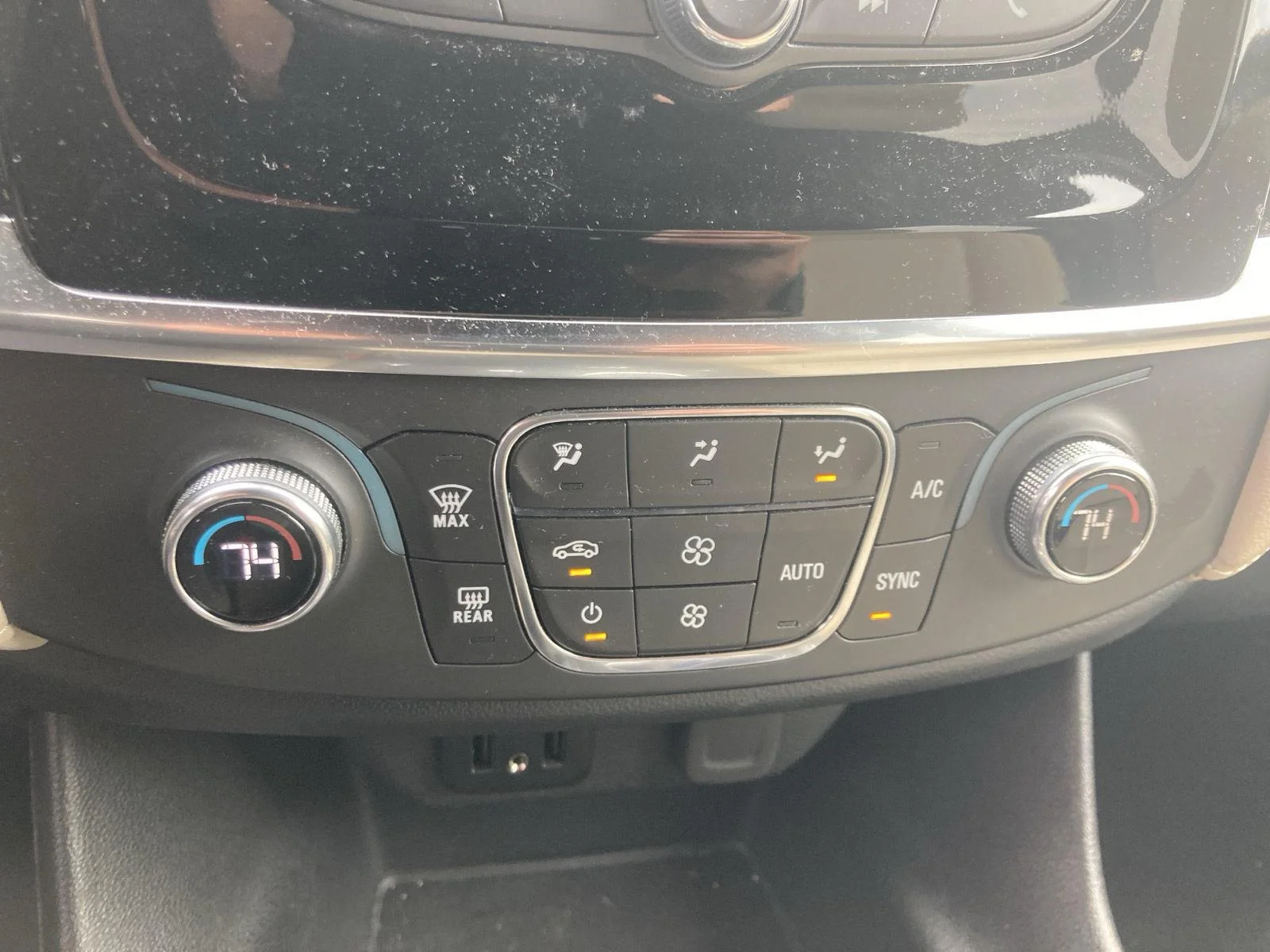 Used 2023 Wh Chevrolet  image 16