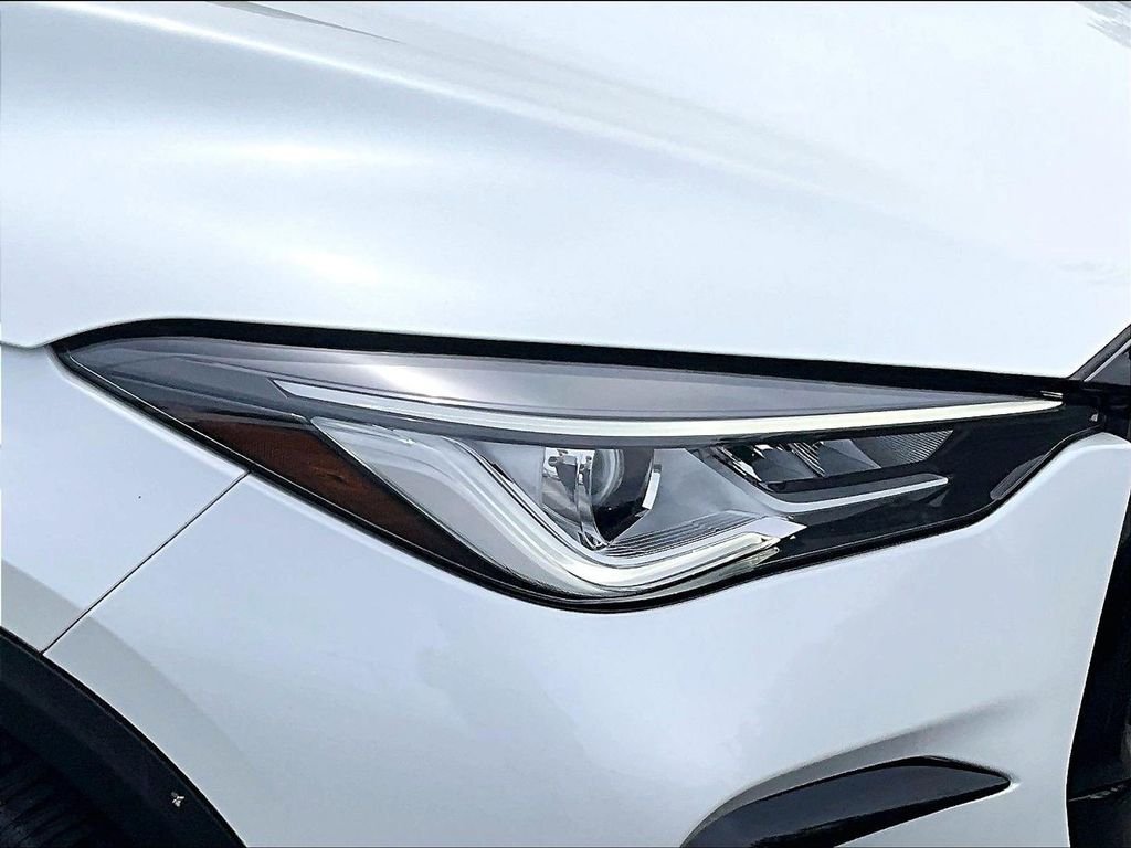 Used 2024 White INFINITI SPORT image 32