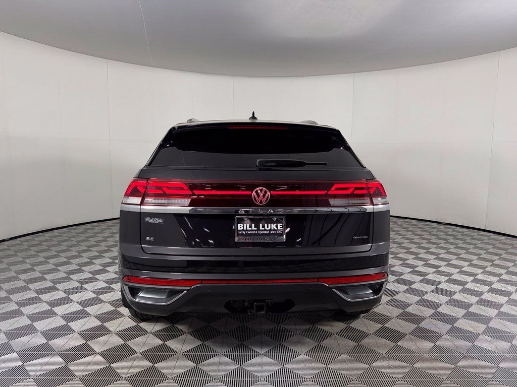 Used 2024 Black Volkswagen 2.0T SE w/Technology image 8