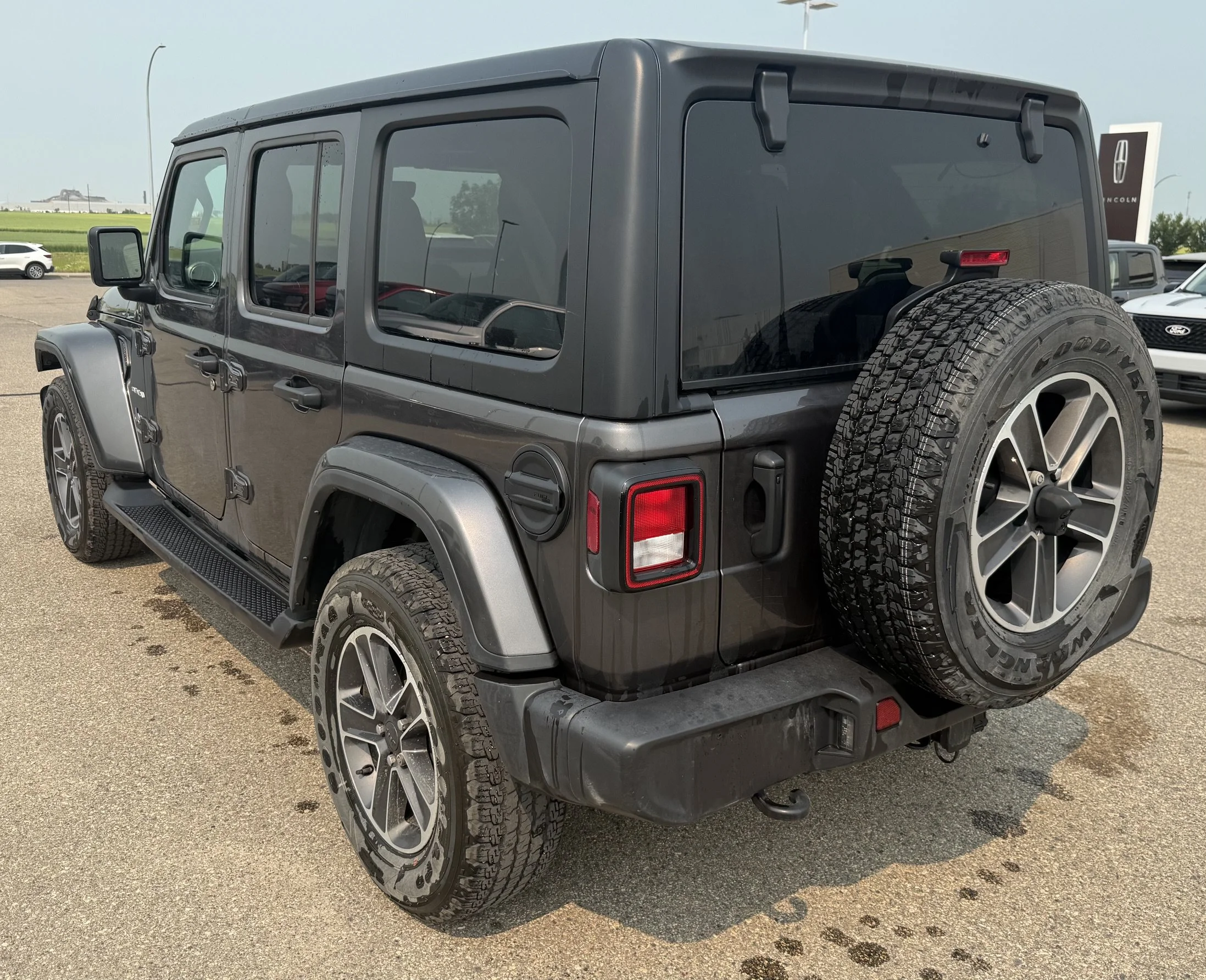 Used 2023 Granite Crystal Metallic Jeep SAHARA **New Arrival** image 3