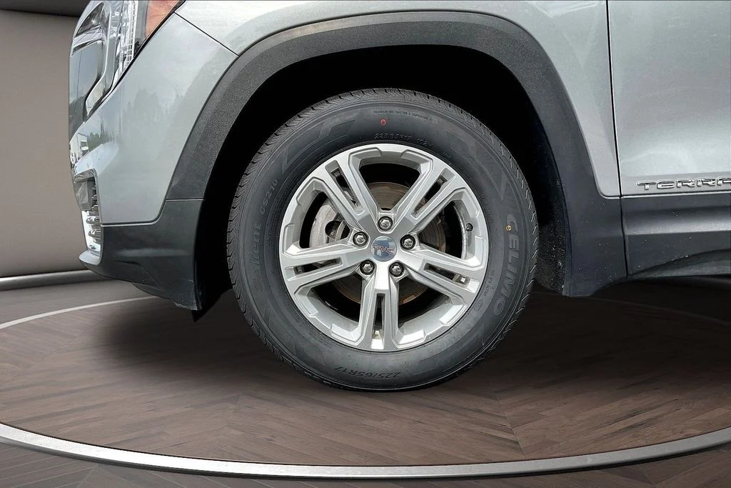 Used 2024 Silver GMC SLE image 37