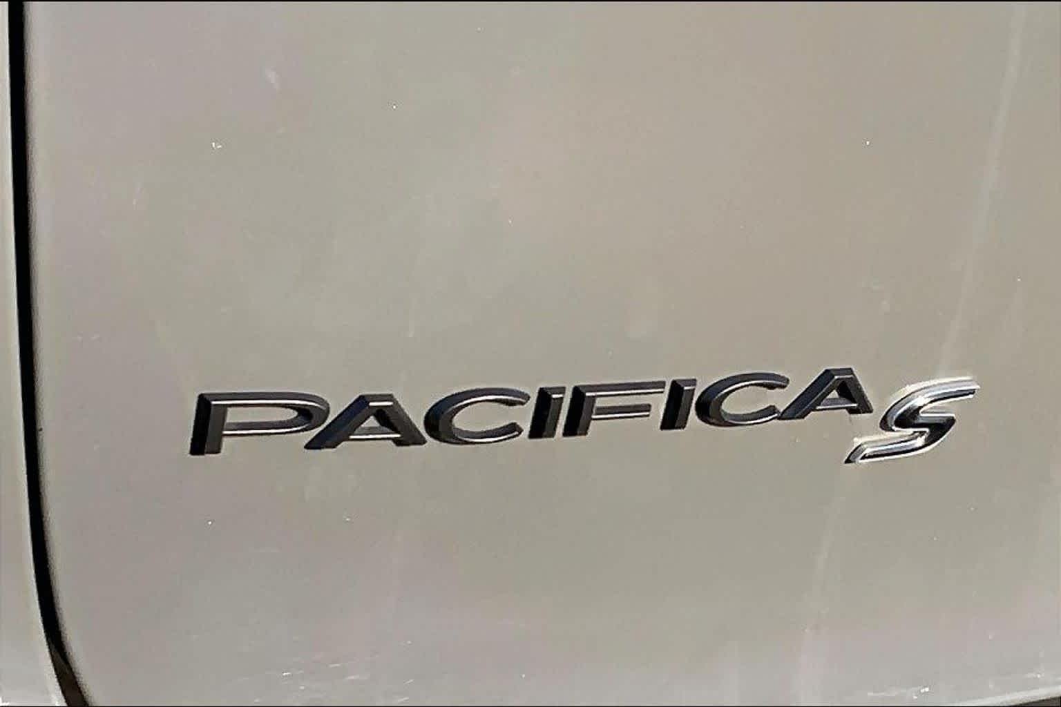 Used 2021 Ceramic Gray Clearcoat Chrysler Touring L image 9