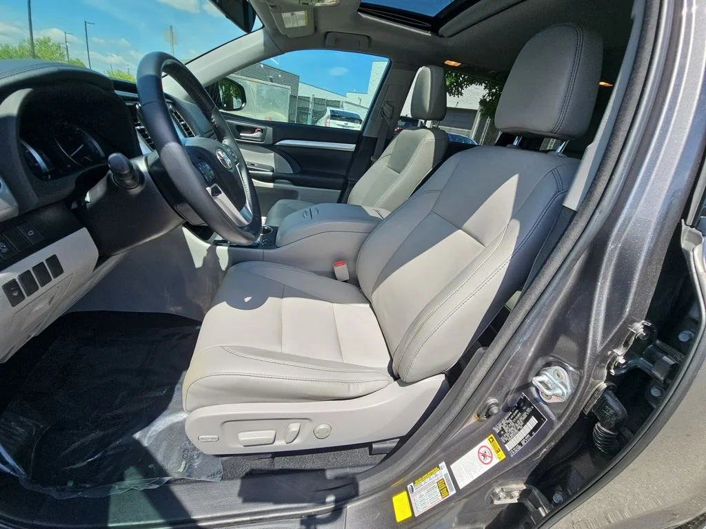Used 2018 Gray Toyota XLE image 15