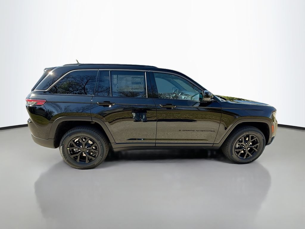 New 2026 Diamond Black Crystal Pearl-Coat Exterior Paint Jeep Laredo Altitude image 3