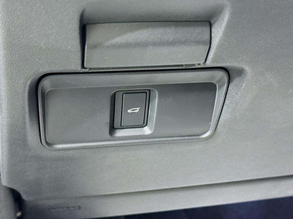 Used 2025 White Land Rover Dynamic image 10