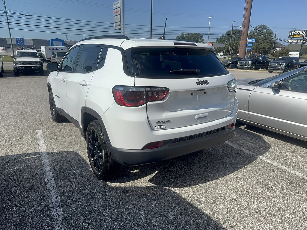 Used 2025 Bright White Clear Coat Jeep Latitude image 9