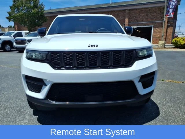 Used 2025 White Jeep Altitude image 29