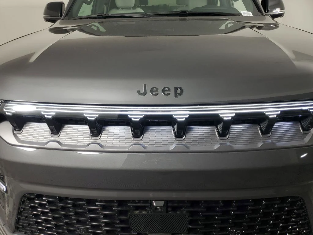 New 2026 Baltic-Gray Metallic Clear-Coat Exterior Paint Jeep Limited Reserve image 10