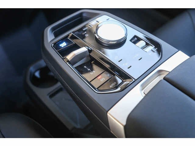Used 2026 Alpine White BMW xDrive60 image 16