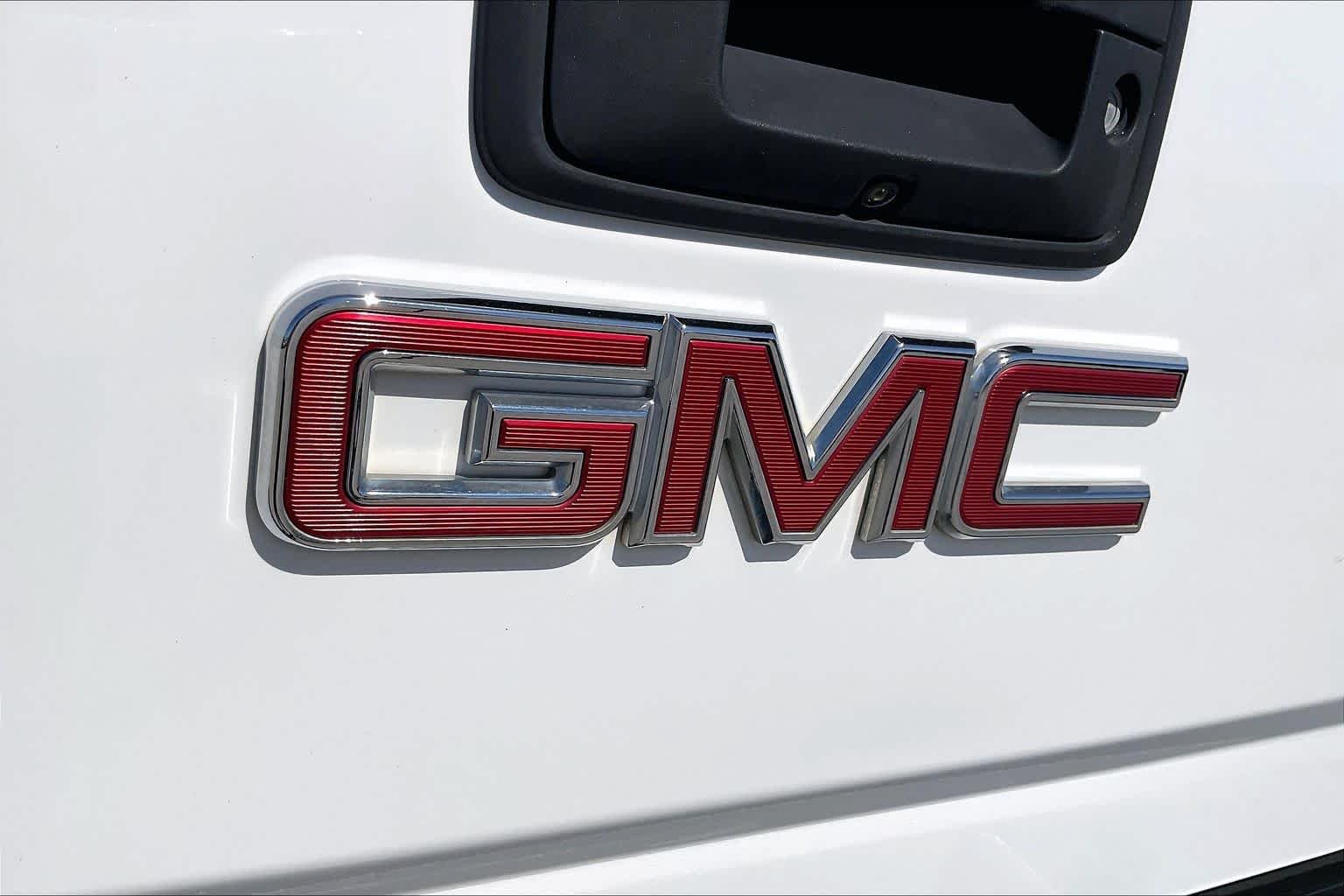 Used 2018 Summit White GMC SLT image 29