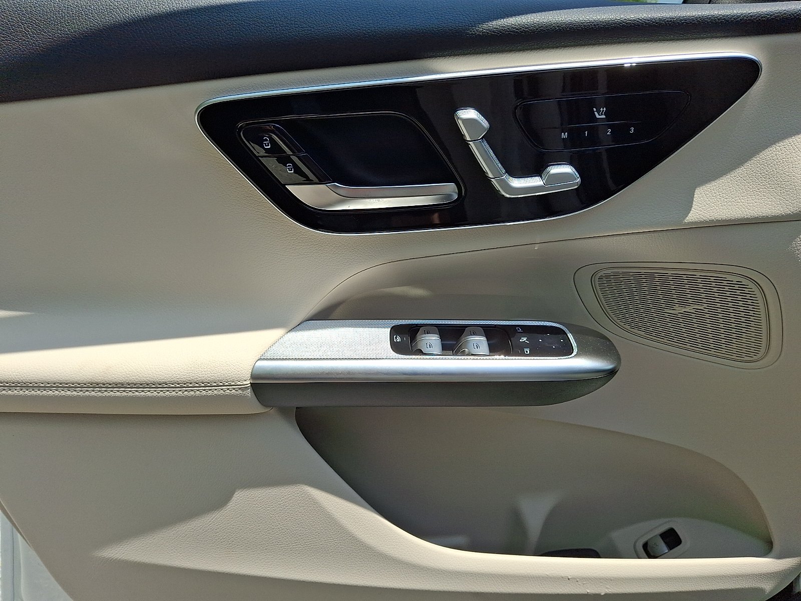 New 2026 Polar White Mercedes-Benz GLC 300 image 10