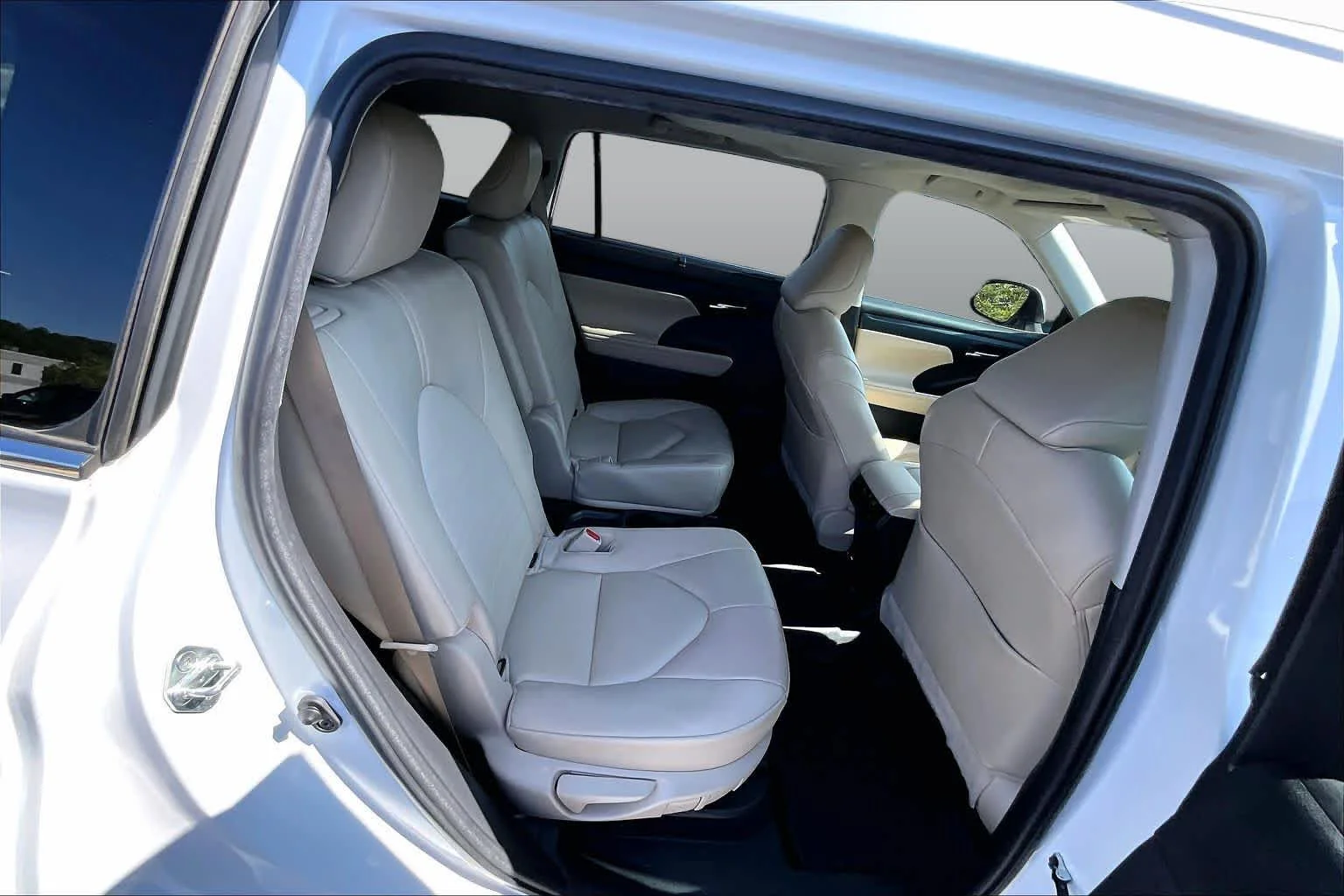 Used 2023 Wind Chill Pearl Toyota Hybrid XLE image 18