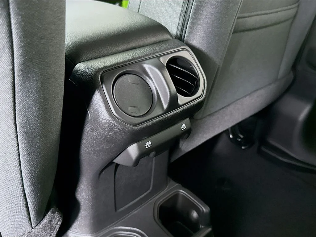 Used 2025  Jeep Sport image 26