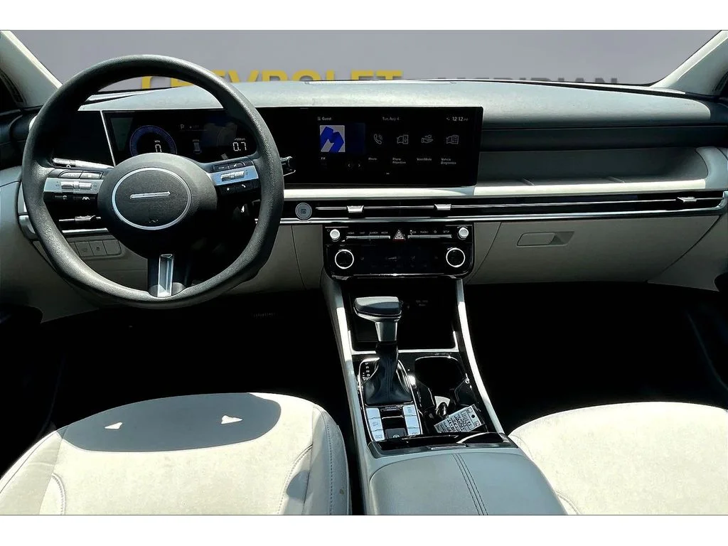 Used 2025  Hyundai SEL image 13