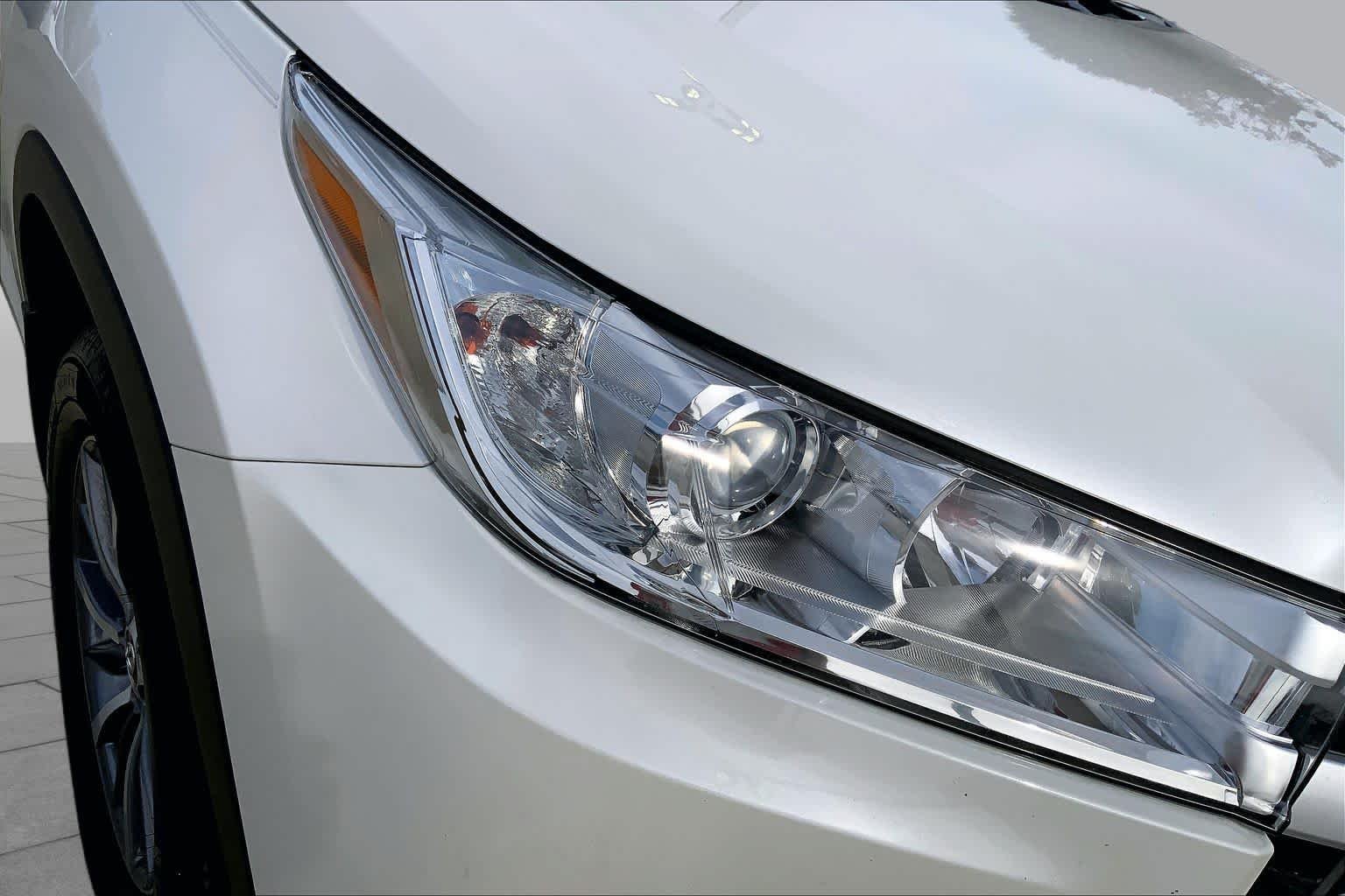 Used 2019 Blizzard Pearl Toyota XLE image 27