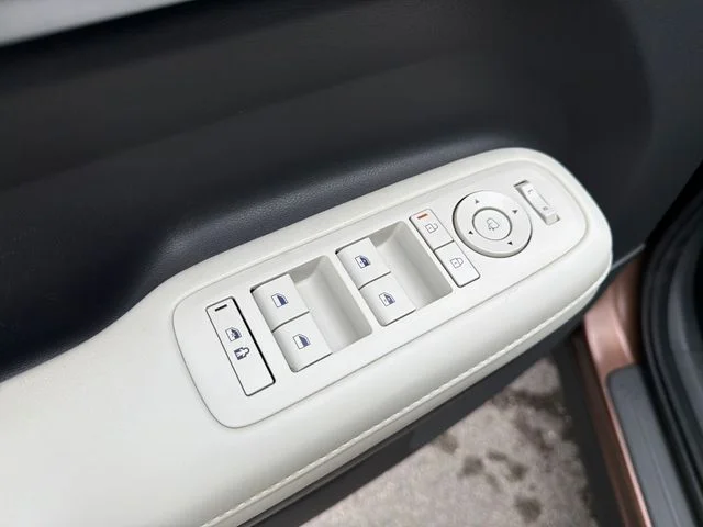 Used 2024  Hyundai Limited image 17