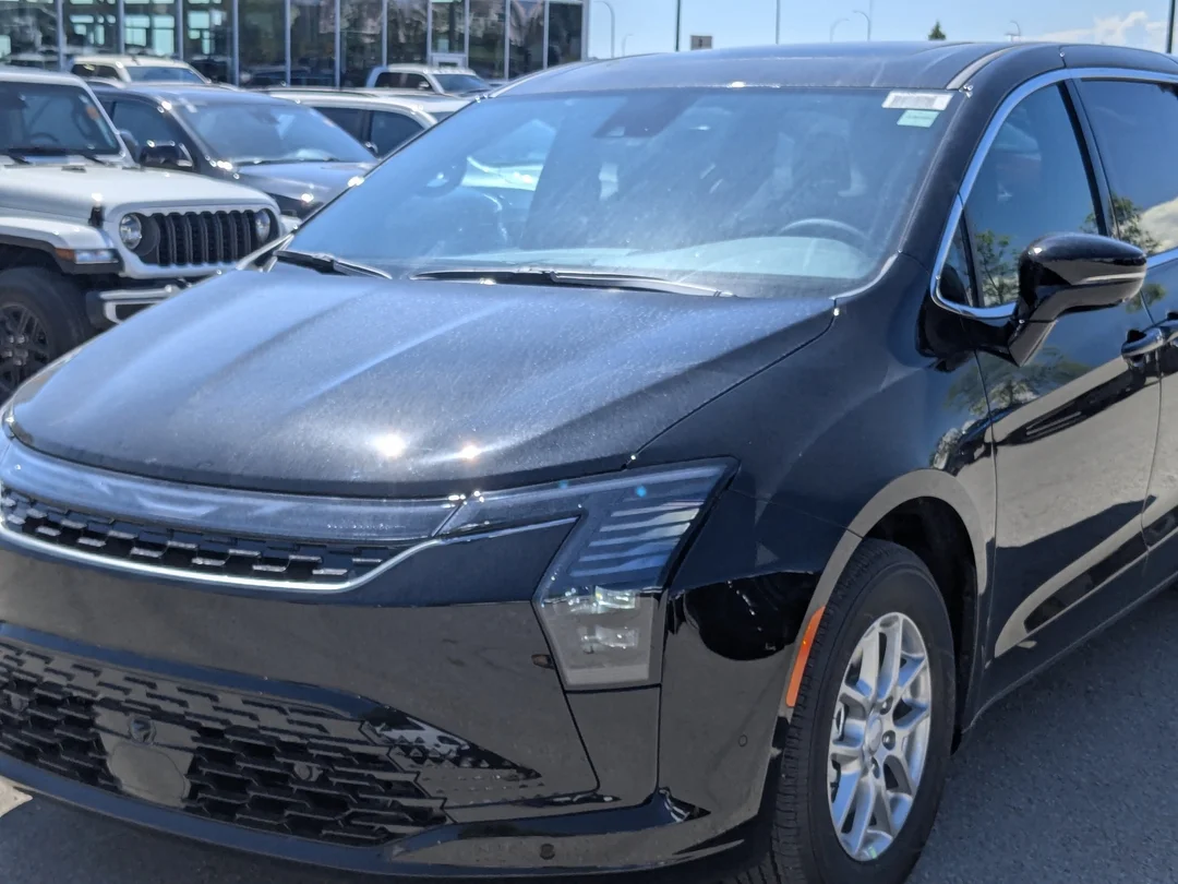 New 2027 Black Chrysler Select - - FWD - Stow n Go Seating - Adaptive Cruise - Blind-Spot - Apple CarPlay & More! image 10