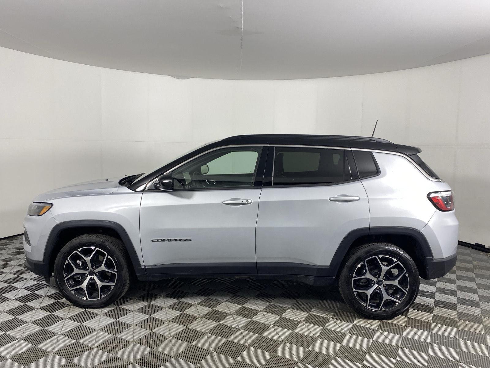 New 2026 Silver Zynith Metallic Clear-Coat Exterior Paint Jeep Limited image 5