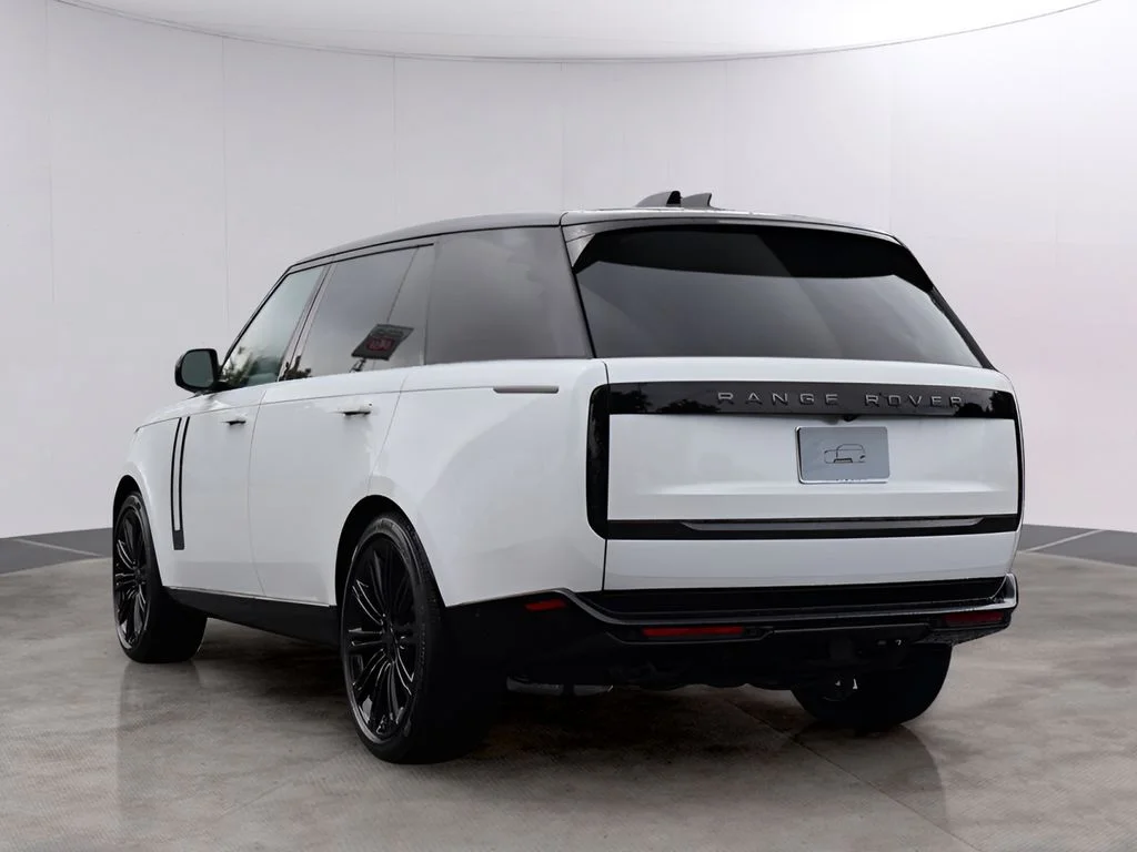 New 2026 Ostuni Pearl Wht Prem Met Land Rover Autobiography image 5