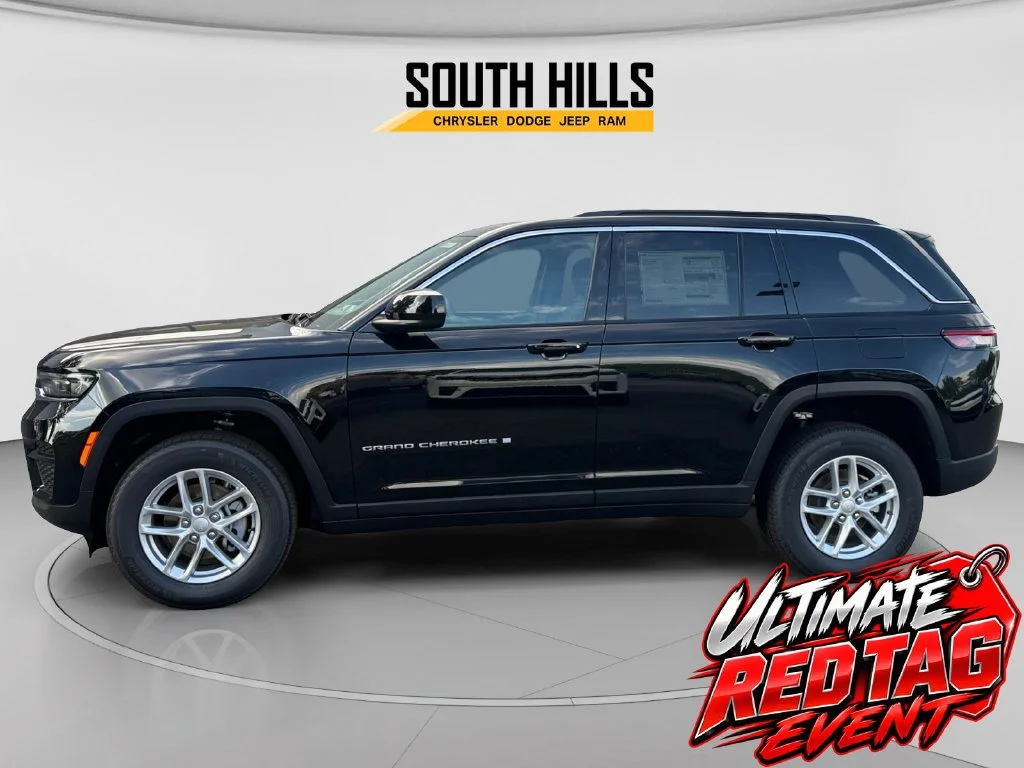 New 2026 Diamond Black Crystal Pearl-Coat Exterior Paint Jeep Laredo image 2
