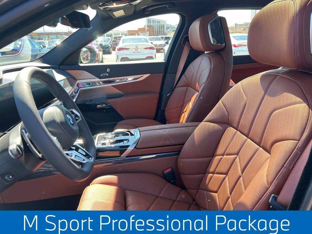 New 2026 Dravit Grey Metallic BMW 750e xDrive image 3