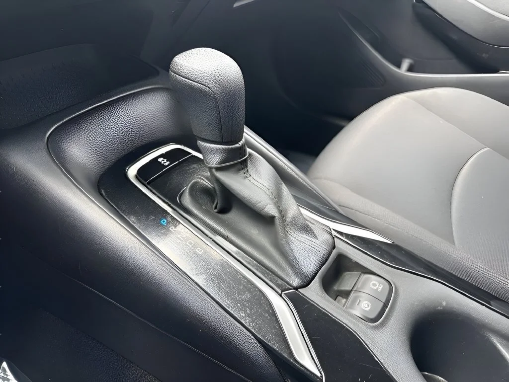 Used 2022 White Toyota LE image 16