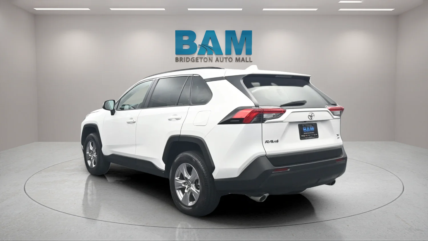 Used 2025 White Toyota XLE image 5