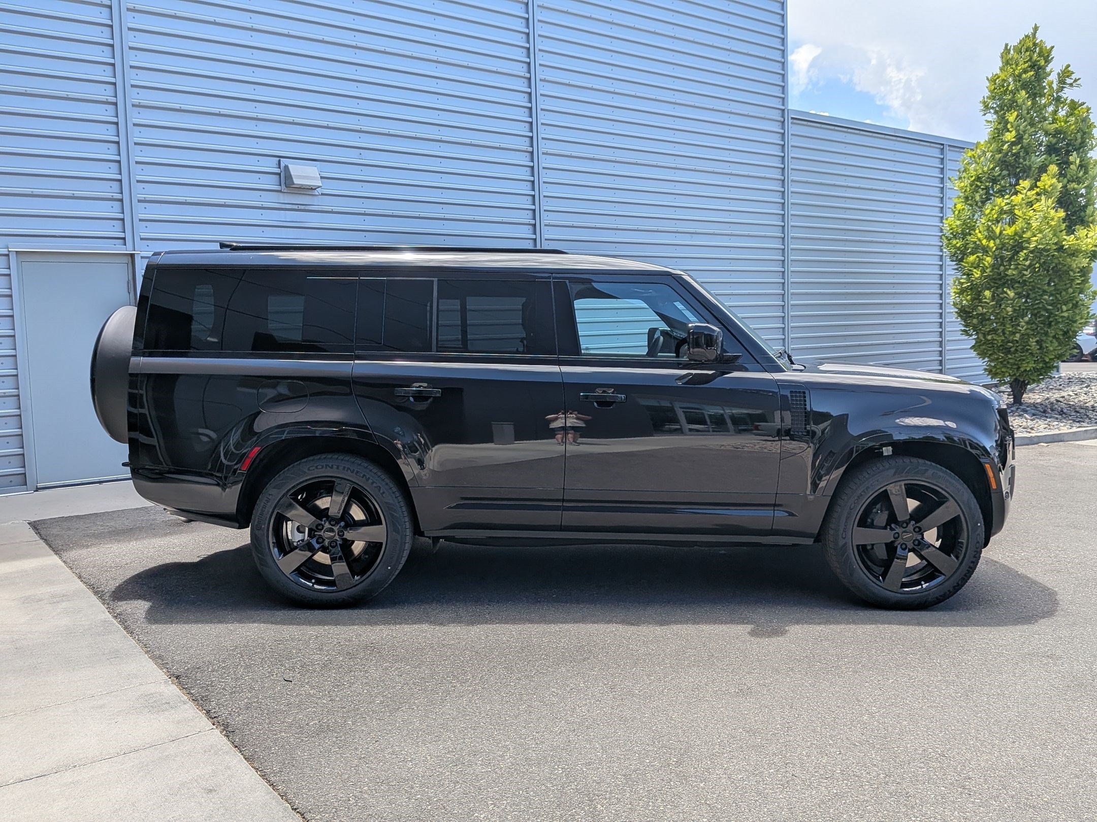 New 2026 Santorini Black Land Rover P400 X-Dynamic SE image 4